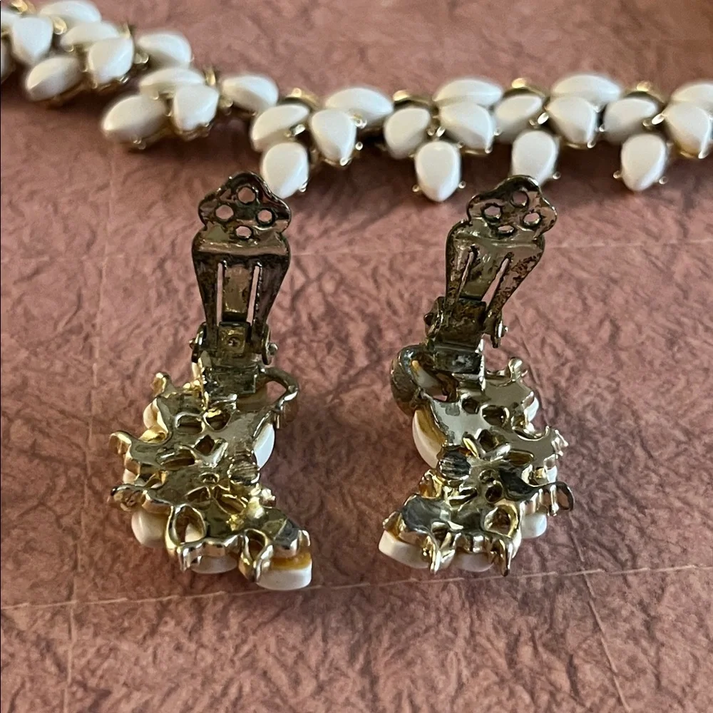 Vintage Kramer white thermoset draping leaves choker and clip ear climber set - Picture 10 of 13